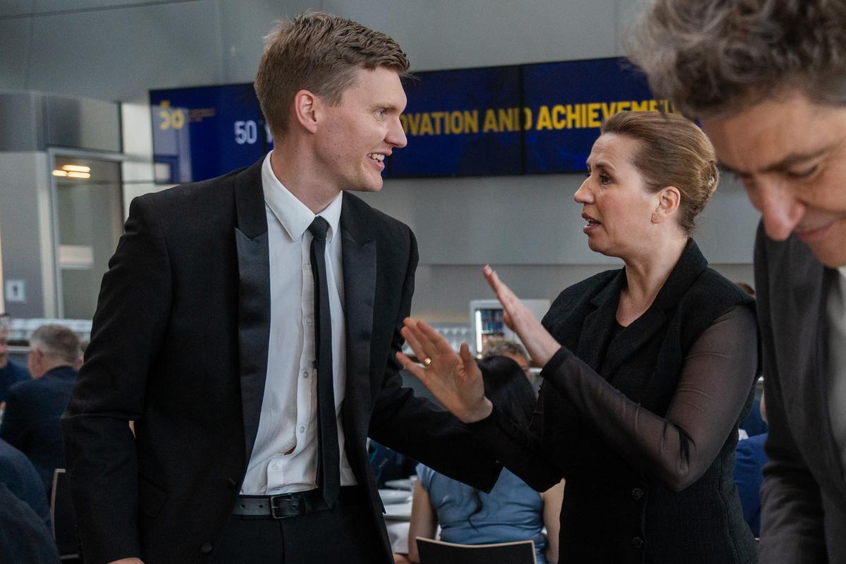 Statsminister Mette Frederiksen hilser på den socialdemokratiske Aalborg-borgmester, Lasse Frimand Jensen 