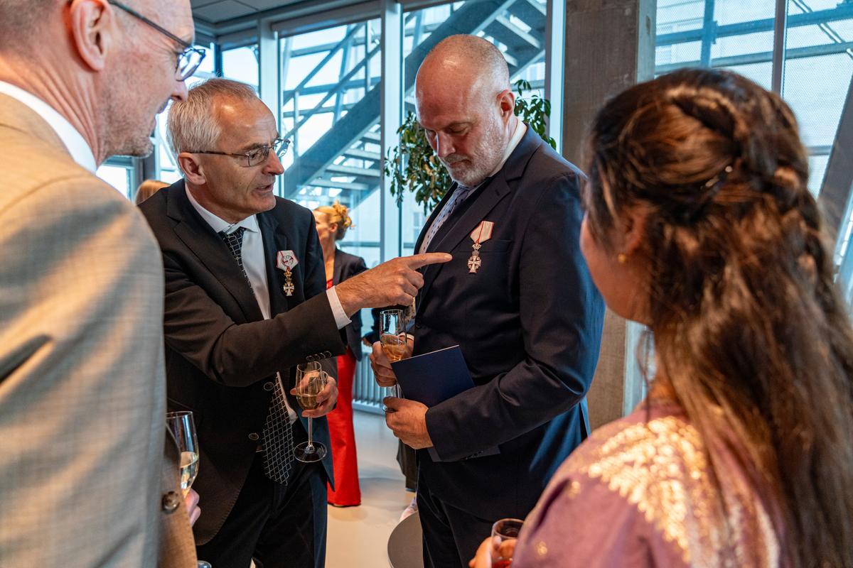 Gæsterne kom i festtøj, og flere bar medaljer og ordener