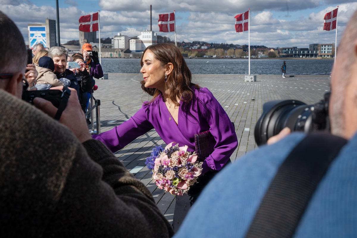 H.M. Dronning Mary hilser på fremmødte ved Musikkens Hus