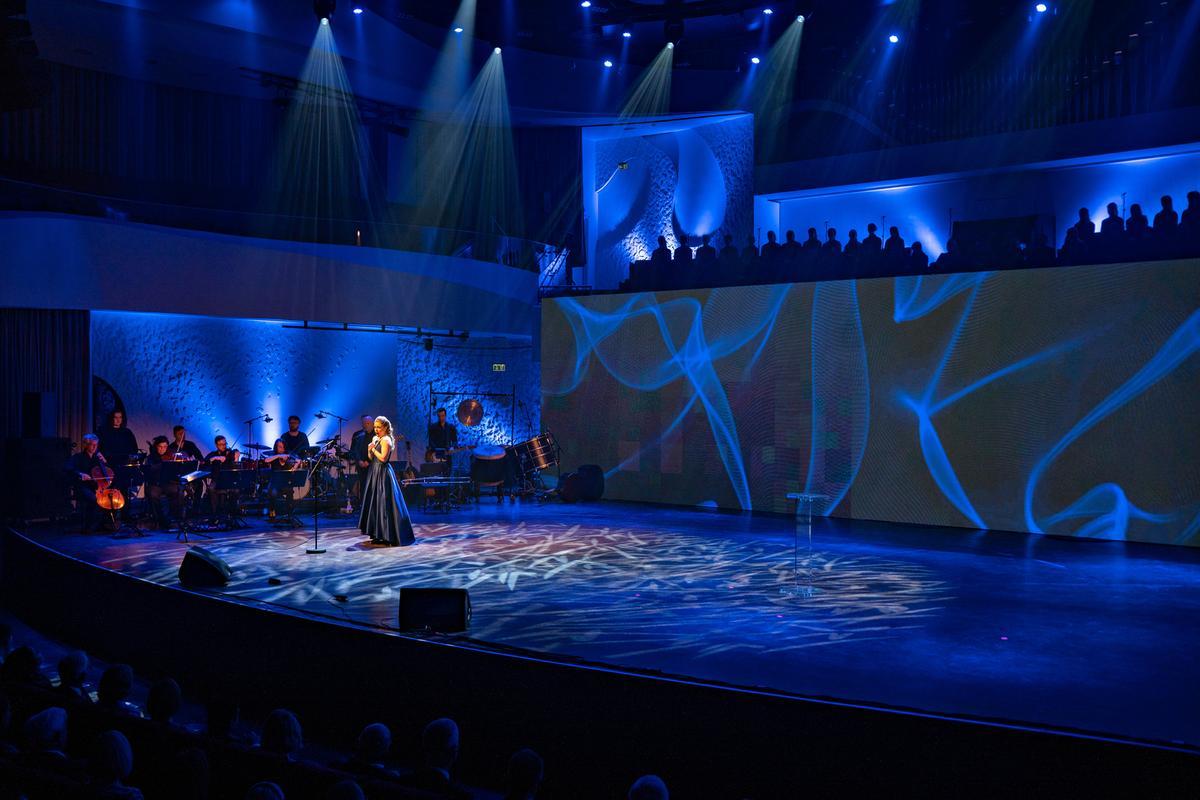 Den australske operastjerne Siobhan Stagg sang "Je Veux Vivre" fra operaen Romeo og Julie