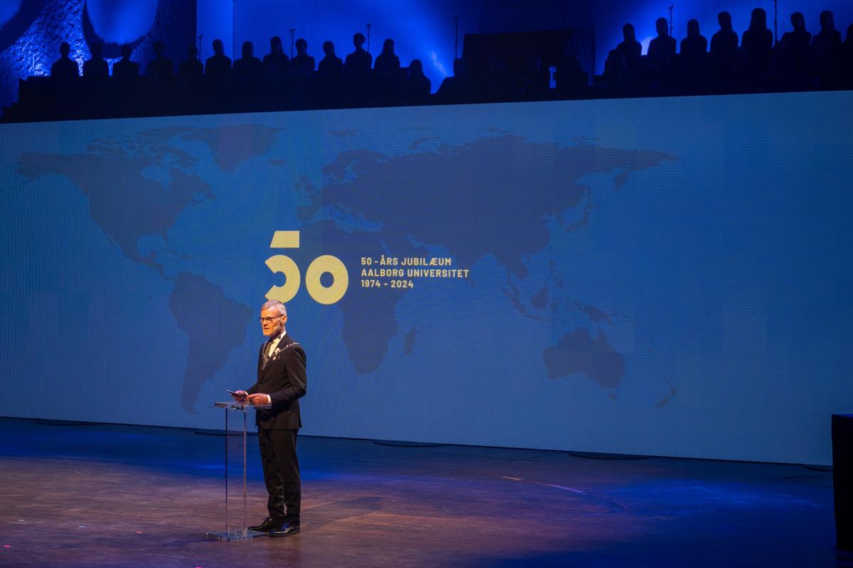 Rektor Per Michael Johansen på scenen
