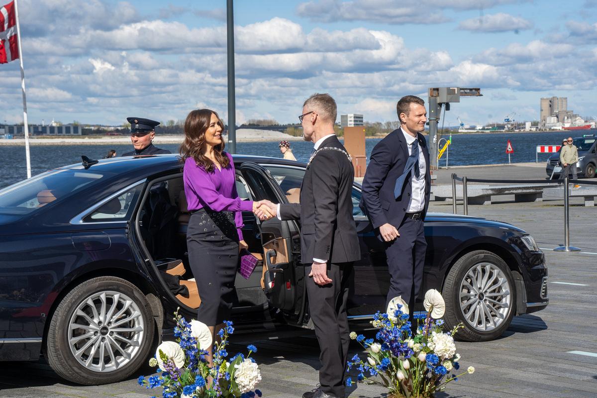 Rektor Per Michael Johansen tager imod H.M. Dronning Mary ved Musikkens Hus